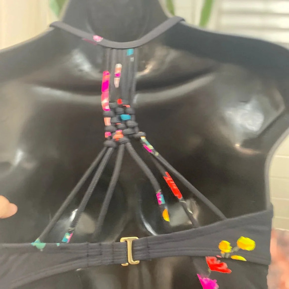 NWT|| Floral Tankini Bathing Suit Top. With mesh on bottom. Size Medium. - Picture 3 of 5